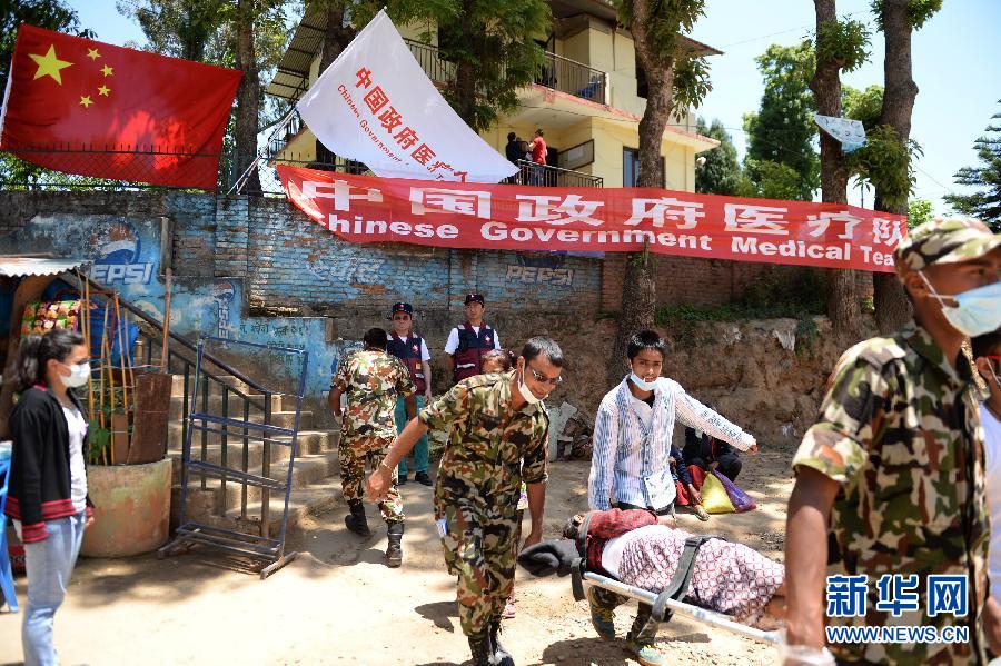 （国际）（1）中国政府医疗队深入山村救助尼泊尔受灾群众