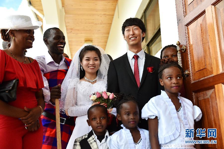 (国际·编辑连线)(4)一对90后中国新人的非洲工地婚礼