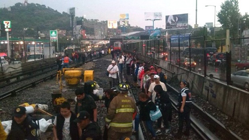 墨西哥首都两辆地铁列车相撞