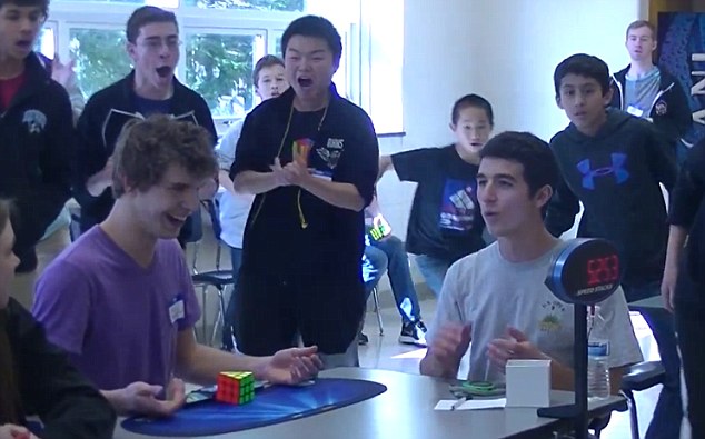 美国少年以5.25秒刷新速解魔方世界纪录