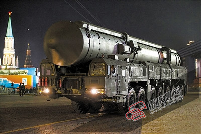 “亚尔斯”洲际弹道导弹 规格：长23米、弹径3米 最远射程：1.1万公里 此次红场阅兵，RS-24型“亚尔斯”战略导弹将在“现代”部分压轴登场。“亚尔斯”是在“白杨-M”基础上研发的新一代洲际弹道导弹，是当前最现代的发射系统，射程超过10000公里。RS-24配有分导式多弹头（MIRV），增强了发射前的隐蔽性，提高了核打击成功率。俄罗斯专家称，井基型“亚尔斯”RS-24洲际