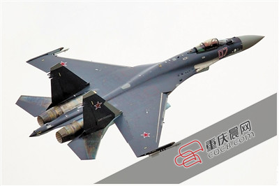 苏-35是苏霍伊设计局在苏-27战斗机的基础上研制的深度改进型单座双发、超机动多用途重型战斗机，在战斗机世代上属于第四代战斗机改进型号，即第四代半战斗机。苏-35具有远航程、多用途的特性，兼具空中的优势和对地打击的能力，是俄罗斯空军目前装备最先进的战机。 苏-35战斗机 长度：21.9米 身高：5.9米 翼展：14.7米 最大起飞重量：34500公斤 最大载弹量：80