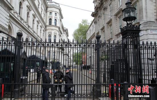 5月7日,英国举行大选,英国首相府所在地唐宁街10号加强安保。民调显示,英国两大政党保守党和工党的支持率不相上下,此次大选被称为英国近40年来最难预测结果的一次大选。中新社发 周兆军 摄