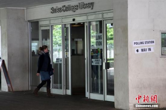 月7日,英国举行大选,650个选区的选民前往投票站,选出代表各自选区的国会议员,赢得全国超过半数选区议席(即超过325个席位)的政党,则获得执政权。图为一名选民进入投票站投票。中新社发 周兆军 摄