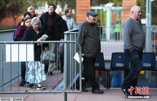 2015年英国大选投票已经于当地时间5月7日早7点(北京时间7日下午14时)开始。选民将在首相卡梅伦领导的保守党、米利班德领导的工党及其他一些小党中做出抉择,投票结果将于8日出炉。