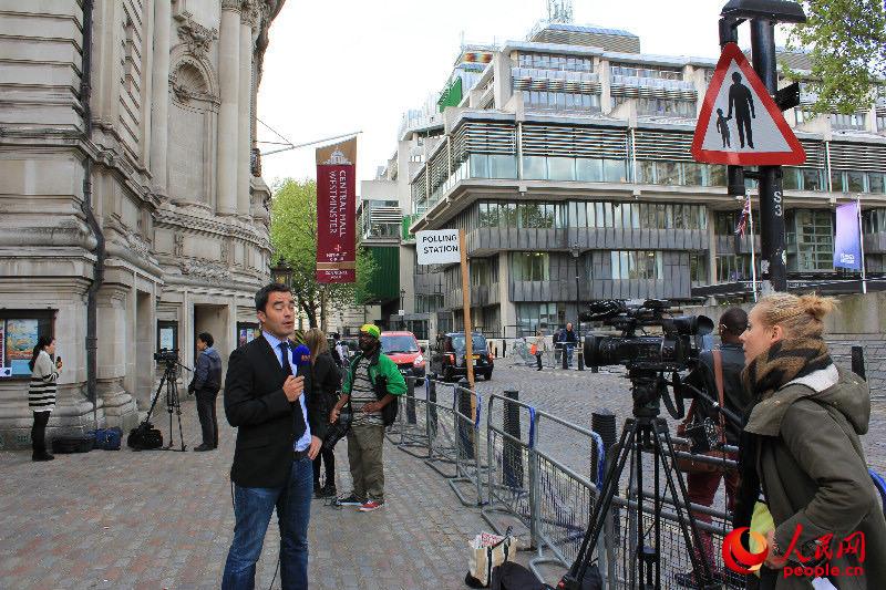 多家媒体记者对英国大选进行报道(摄影:白天行)