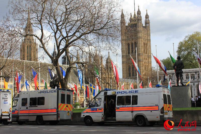 国会大厦附近出现多辆警车（摄影：白天行）