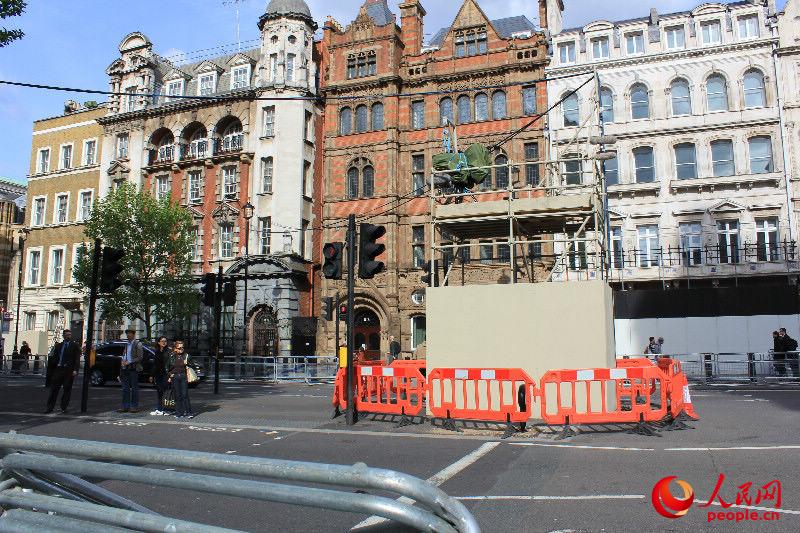 摄像转播设备被竖立在白厅街的政府大楼之间（摄影：白天行）