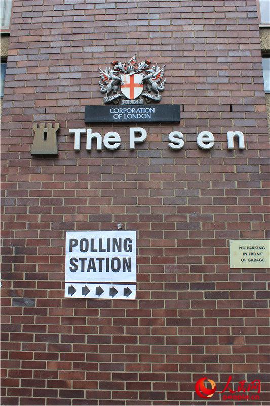 投票站指路牌(摄影:白天行)