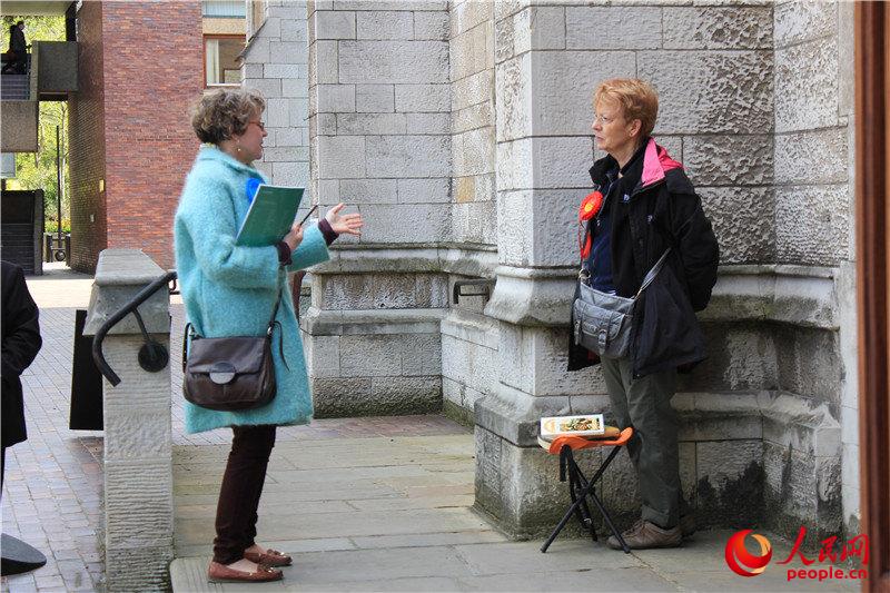 两大党人员相谈甚欢(摄影:白天行)