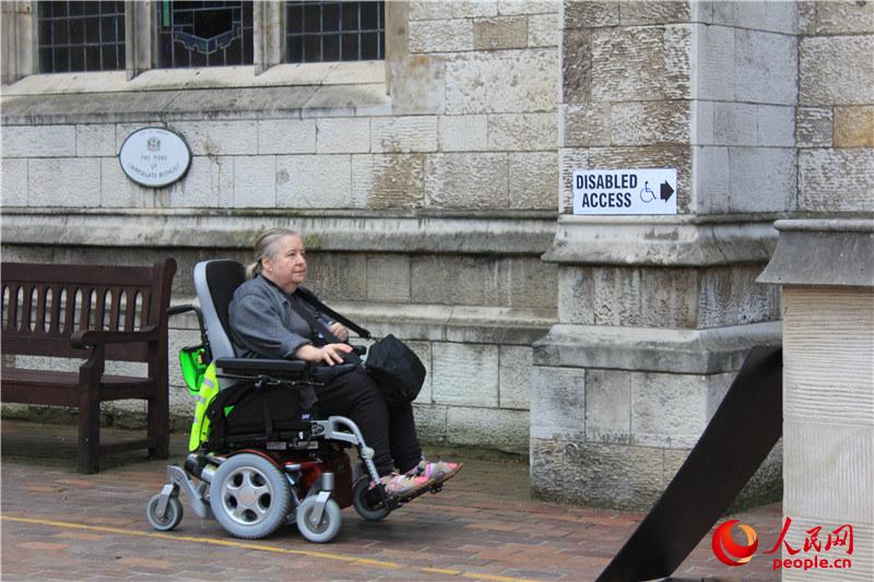 伤残人士可以通过残疾人通道来自己投票（摄影：白天行）