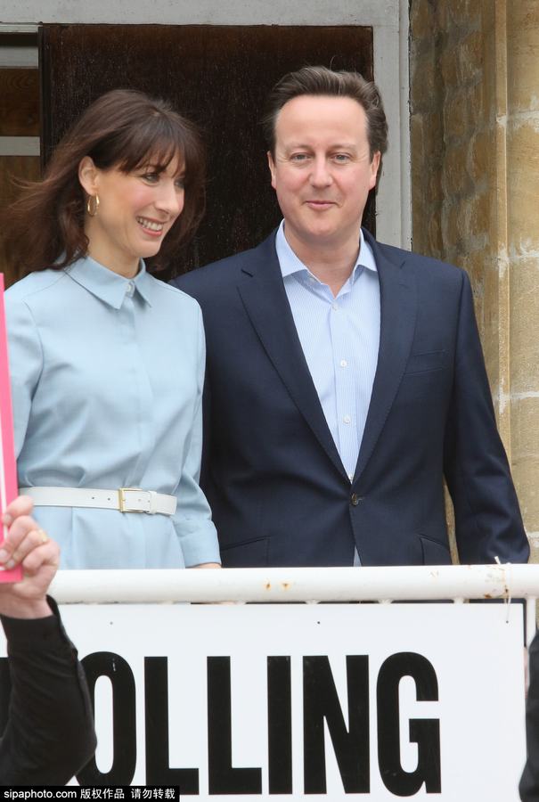 英国大选各党首携妻投票 &ldquo;夫妻同心&rdquo;