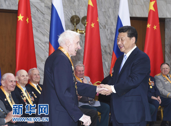 5月8日，國家主席習近平在莫斯科會見曾在中國東北抗日戰場上和衛國戰爭中浴血奮戰的18名俄羅斯老戰士代表。 新華社記者 張鐸 攝