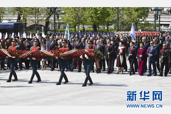 庆典结束后，习近平夫妇同其他代表团团长夫妇一起向无名烈士墓献花。新华社记者 张铎 摄 