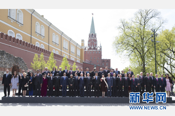 庆典结束后，各代表团团长夫妇集体合影。新华社记者 黄敬文 摄 