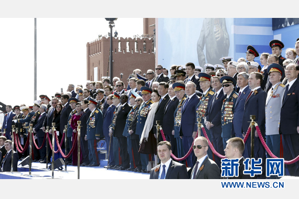 习近平和夫人彭丽媛同普京等领导人出席红场阅兵仪式。新华社记者 鞠鹏 摄