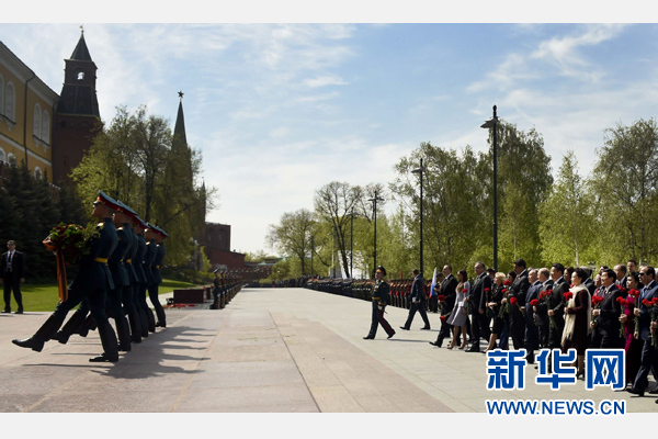 庆典结束后，习近平夫妇同其他代表团团长夫妇一起向无名烈士墓献花。新华社记者 张铎 摄 