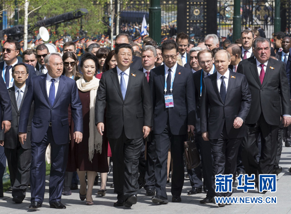 庆典结束后，各代表团团长夫妇准备参加集体合影。新华社记者 黄敬文 摄 