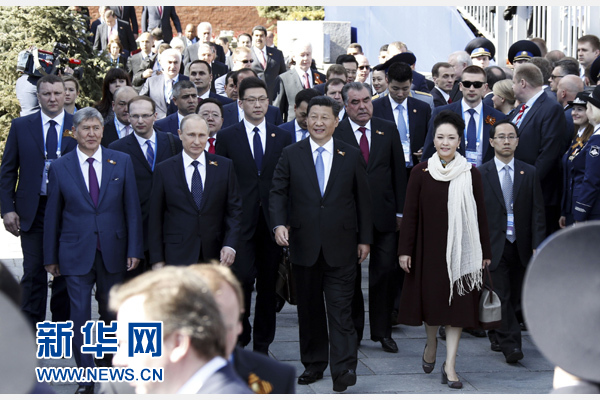 习近平和夫人彭丽媛同普京等领导人出席红场阅兵仪式。新华社记者 鞠鹏 摄