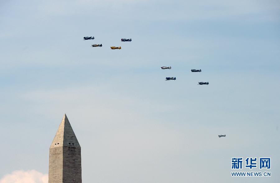 （请以此标题为准）（国际）（2）美国老军机飞越华盛顿 纪念二战胜利70周年