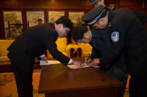 涉嫌贪污职务犯罪潜逃新加坡的江西省鄱阳县财政局经济建设股原股长李华波被遣返回国，他在之前公开曝光的百名外逃人员红色通缉令中排名第二。