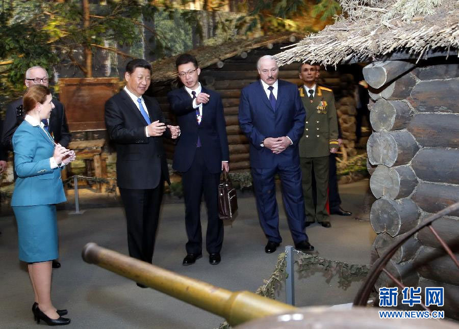 5月11日，国家主席习近平同白俄罗斯总统卢卡申科在明斯克卫国战争历史博物馆会见15名白俄罗斯第二次世界大战老战士代表。这是会见前，习近平同卢卡申科共同参观卫国战争历史博物馆。新华社记者 鞠鹏 摄