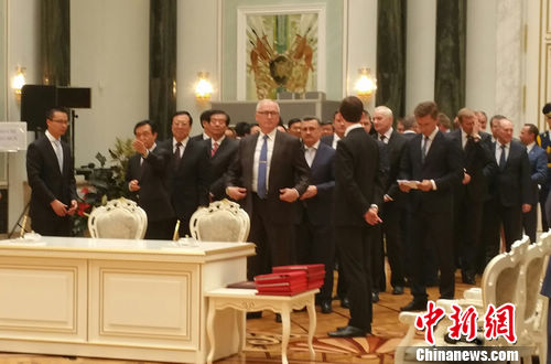 习近平访白有趣一幕省长部长排队上场签约（图）