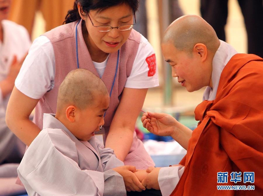 （国际）（2）韩国曹溪寺举行童子僧剃度仪式