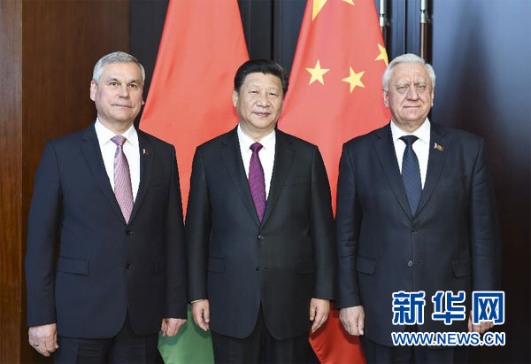 5月11日，国家主席习近平在明斯克会见白俄罗斯国民会议共和国院主席米亚斯尼科维奇（右）和代表院主席安德烈琴科（左）。 新华社记者谢环驰 摄