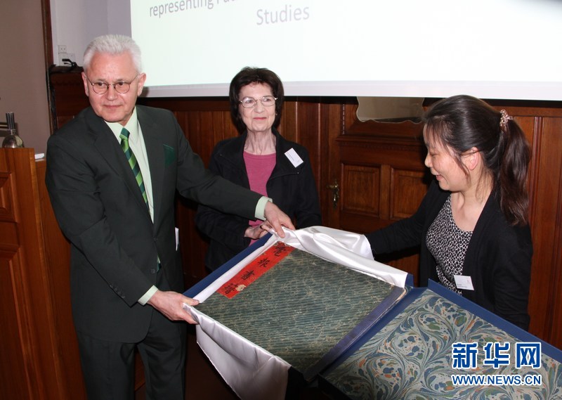 丹麦百年中文电报电码书移交中国(高清)