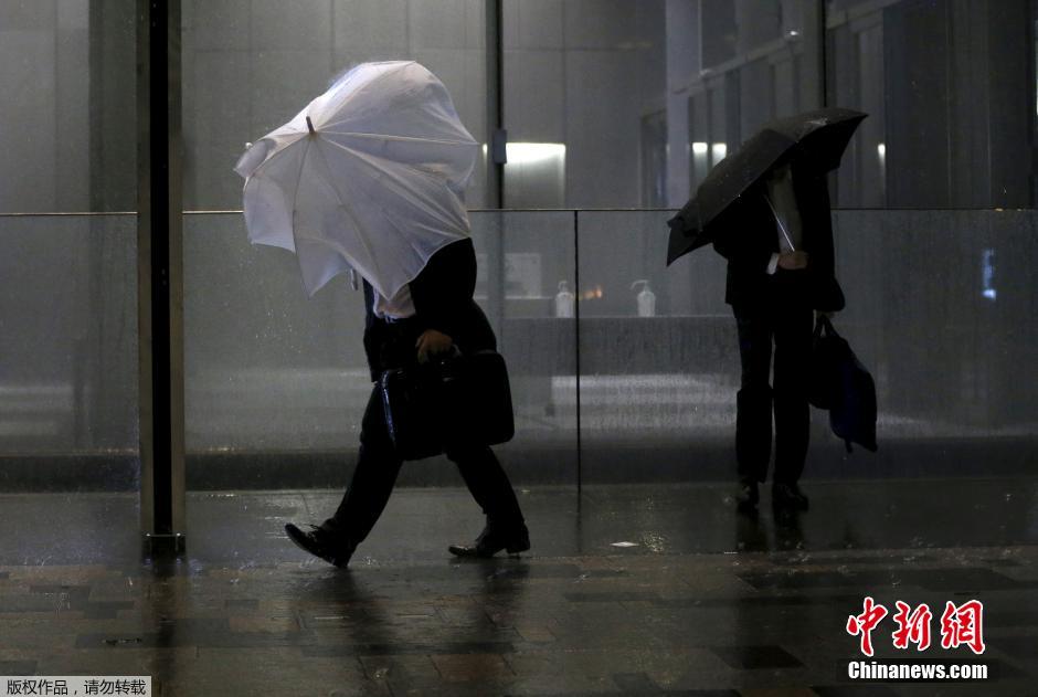 强台风&ldquo;红霞&rdquo;登陆日本 引发暴雨狂风