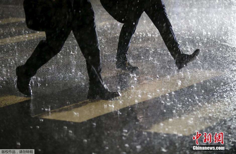 强台风&ldquo;红霞&rdquo;登陆日本 引发暴雨狂风