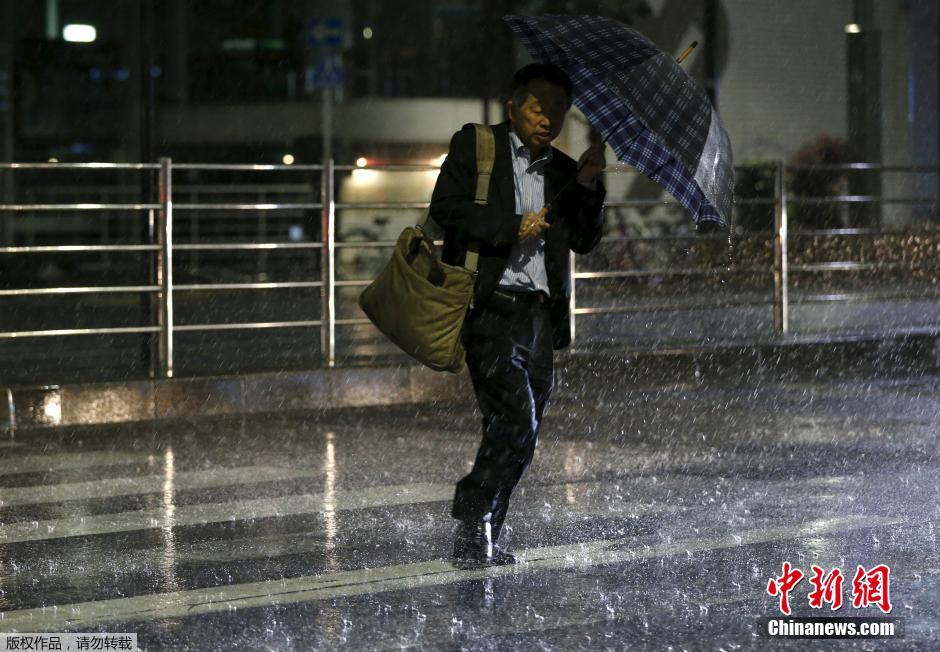 强台风&ldquo;红霞&rdquo;登陆日本 引发暴雨狂风
