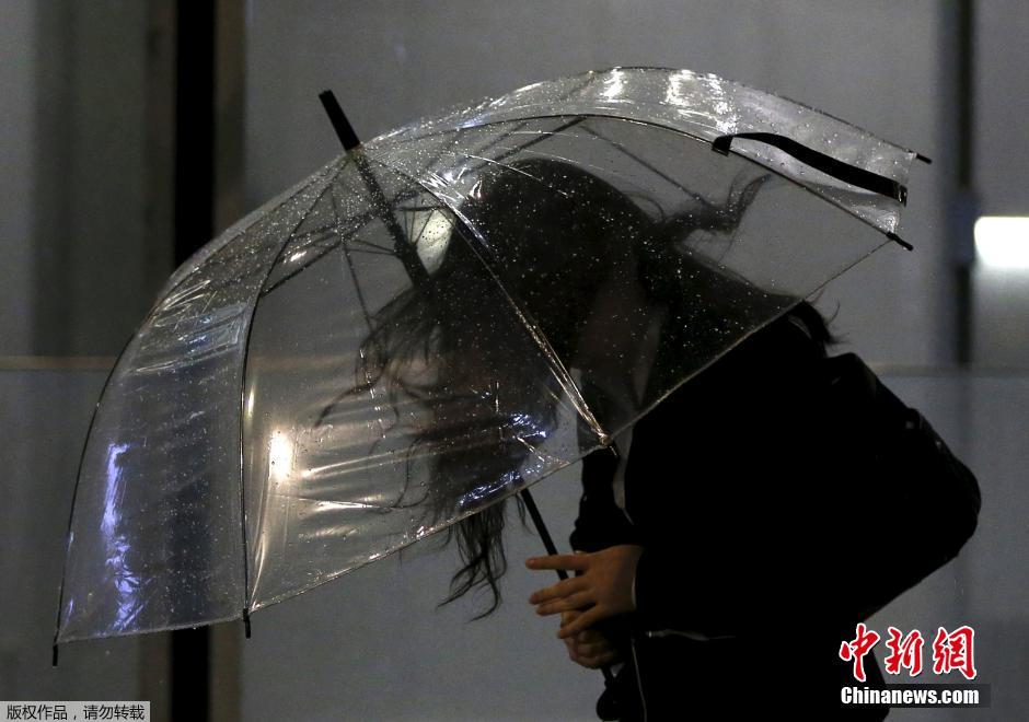 强台风&ldquo;红霞&rdquo;登陆日本 引发暴雨狂风
