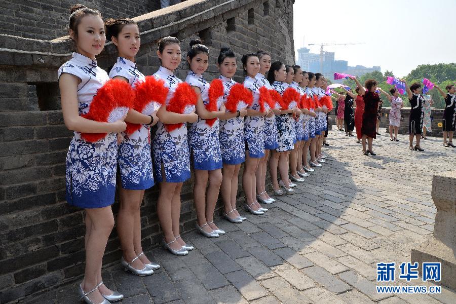 #（社会）（6）15万人同秀旗袍 展现中国服饰之美