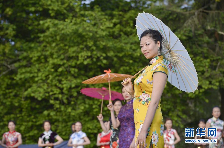 （国际）（2）温哥华上演中国旗袍秀