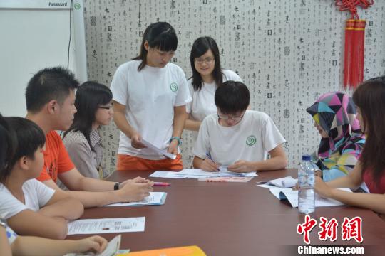 印尼阿拉扎大学孔院作为专业的汉语教学中心，自成立以来，与阿拉扎大学以及其他雅加达地区高校保持着教学合作，对外提供近20种不同的汉语课程。　顾时宏 摄