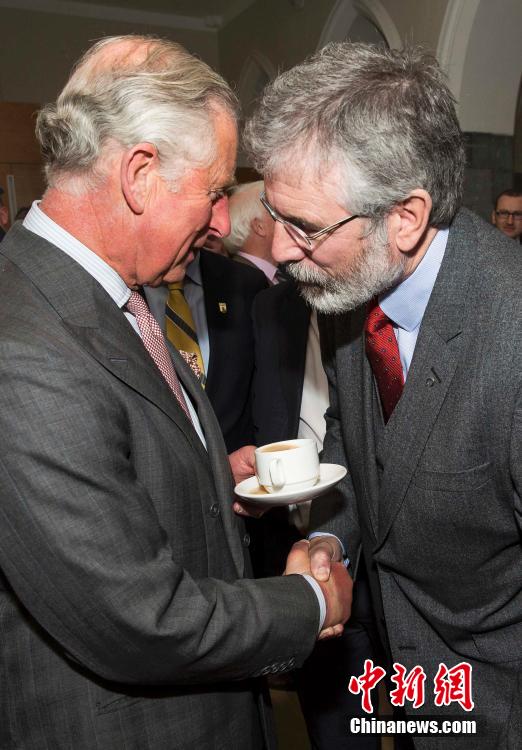 查尔斯王子与新芬党领袖历史性握手