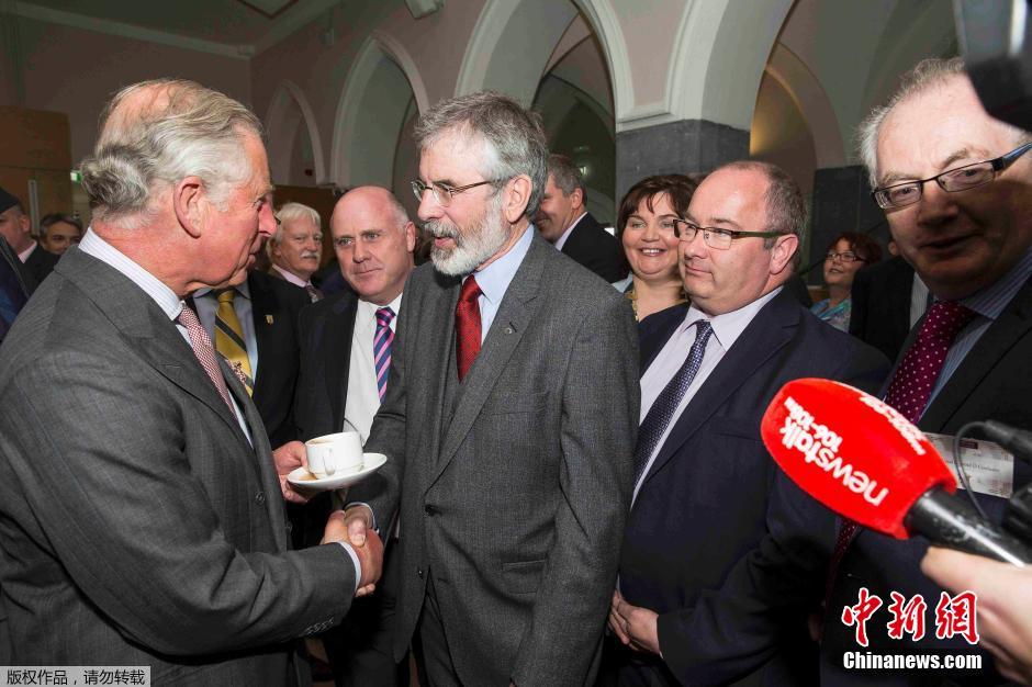 查尔斯王子与新芬党领袖历史性握手