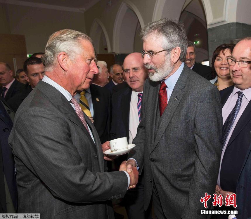 查尔斯王子与新芬党领袖历史性握手
