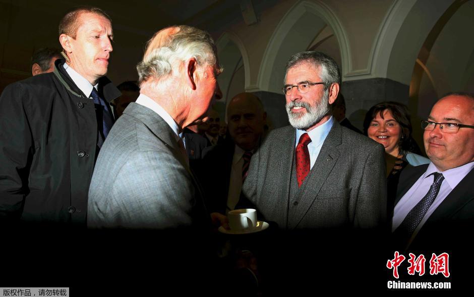 查尔斯王子与新芬党领袖历史性握手