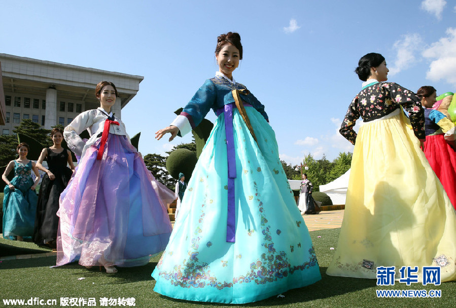 韩国美女模特展示传统韩服明艳动人