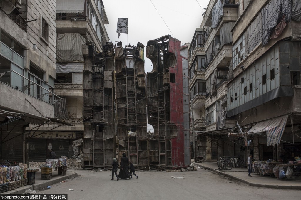 叙城市废弃车辆横街道阻挡狙击手