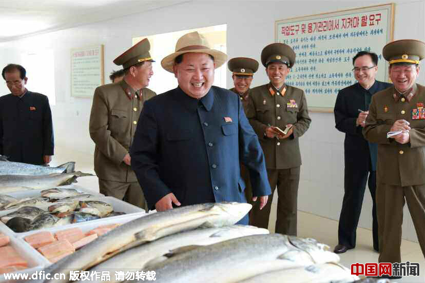 金正恩戴草帽视察养鱼场心情大好