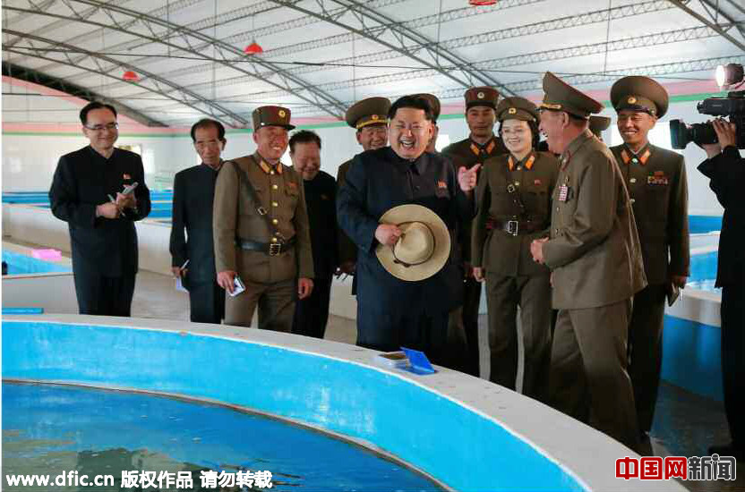 金正恩戴草帽视察养鱼场心情大好