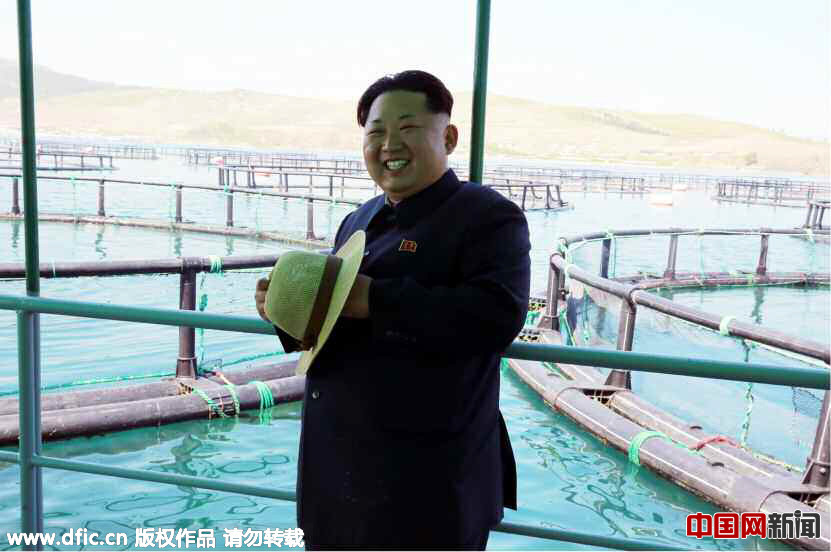 金正恩戴草帽视察养鱼场心情大好