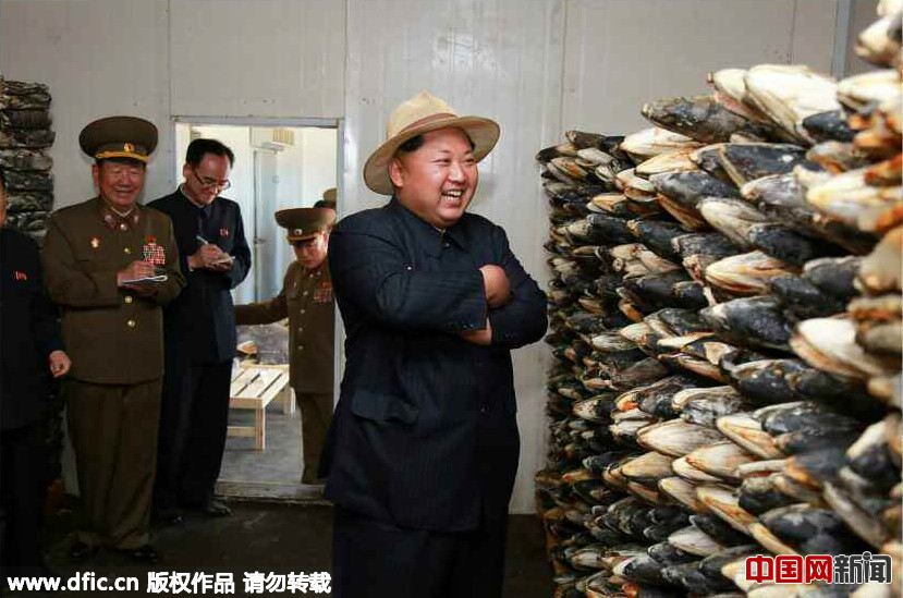 金正恩戴草帽视察养鱼场心情大好