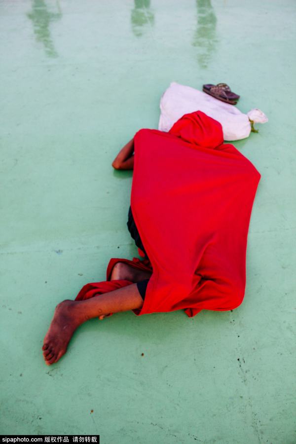 孟加拉国移民船甲板上睡满人(高清组图)