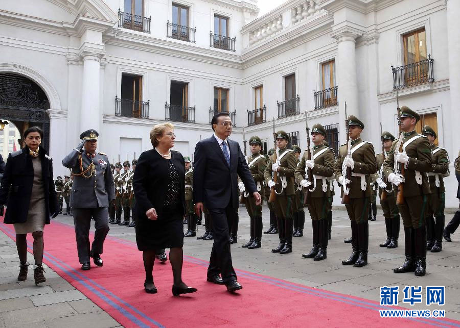 當地時間5月25日上午，中國國務院總理李克強在聖地亞哥出席智利總統巴切萊特舉行的隆重歡迎儀式。 新華社記者丁林攝 