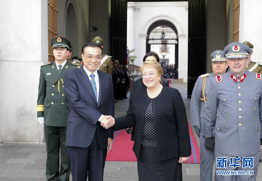 當地時間5月25日上午，中國國務院總理李克強在聖地亞哥出席智利總統巴切萊特舉行的隆重歡迎儀式。 新華社記者丁林攝 